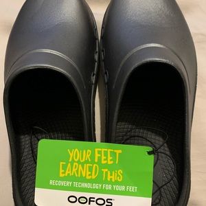 Oofos work shoes. The shoes are extremely comfortable. Mens size 4 and women 6